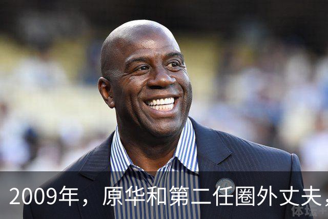 2009年，原华和第二任圈外丈夫，抱着刚出生的儿子拍下的温馨留影